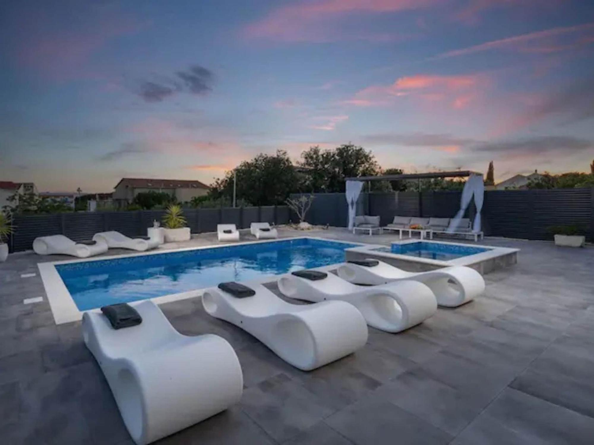 Vila Stipea - Four Bedroom With Swimming Pool Sucuraj