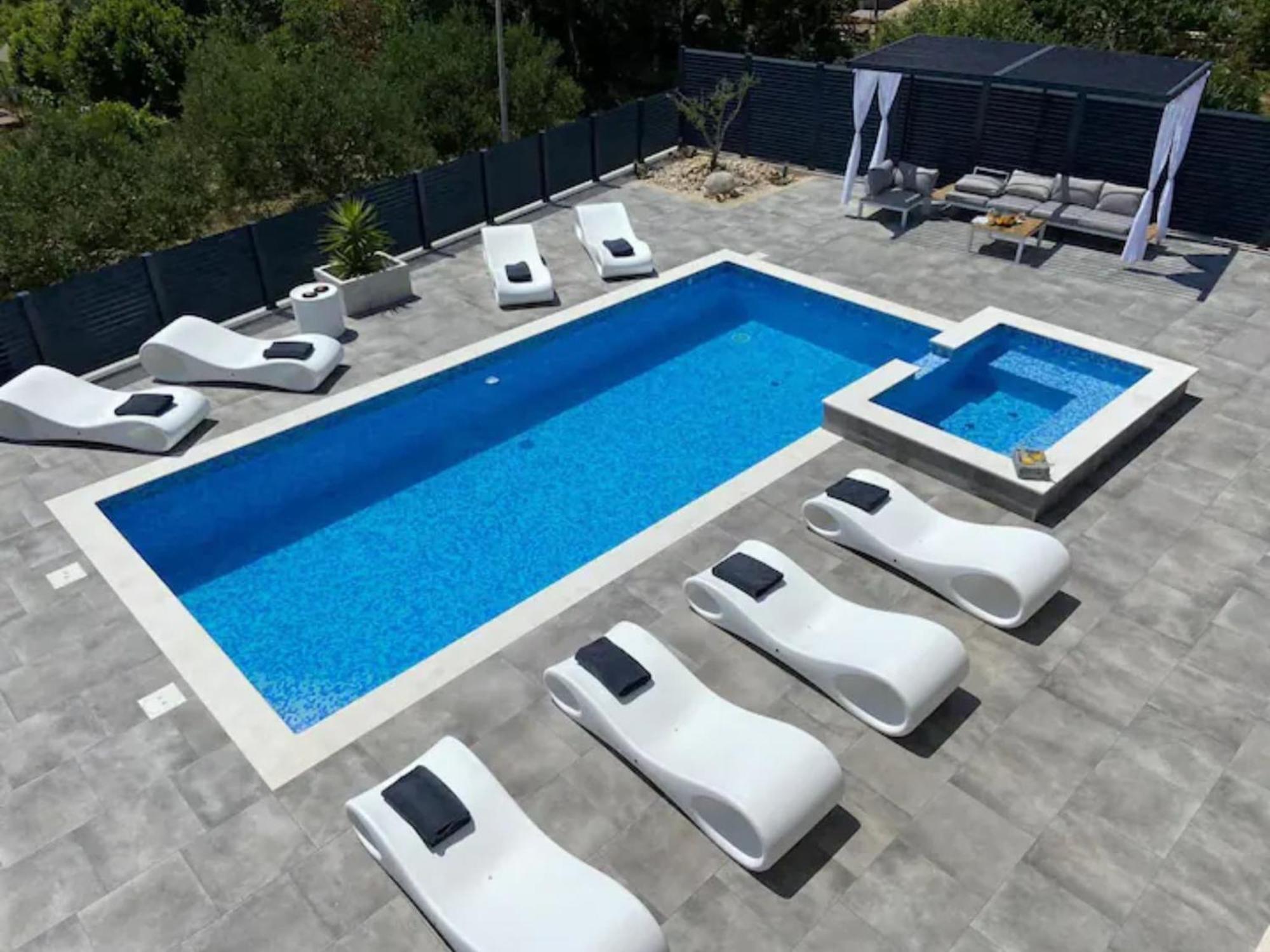 Stipea - Four Bedroom With Swimming Pool * Sucuraj