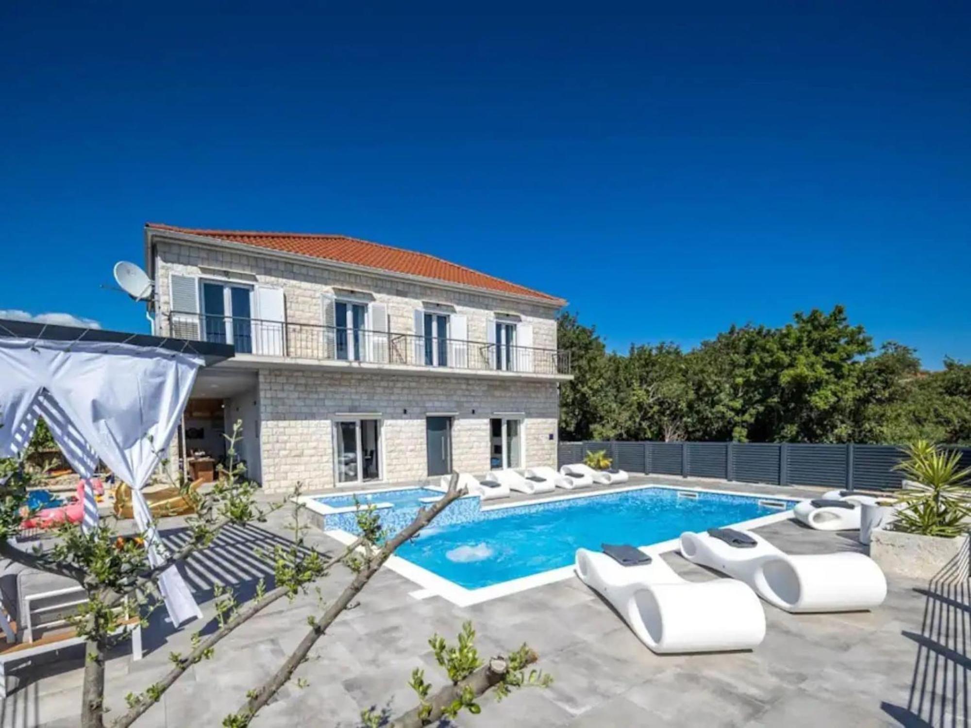 Vila Stipea - Four Bedroom With Swimming Pool Sucuraj